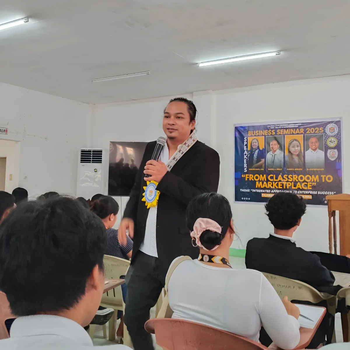 SEO expert Philippines image talking with trainees